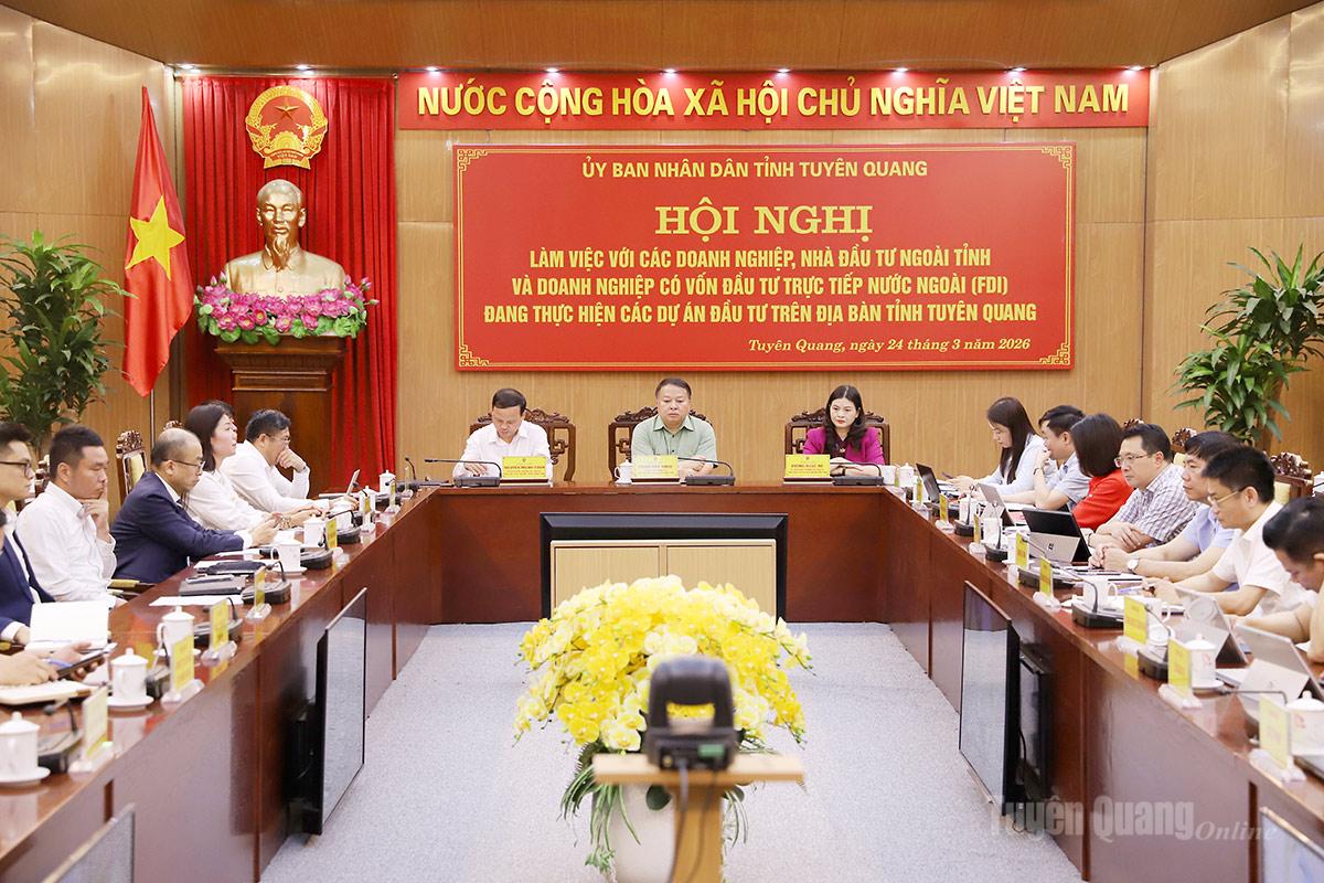 Chủ tịch UBND tỉnh Phan Huy Ngọc cùng các đồng chí Phó Chủ tịch UBND tỉnh chủ trì hội nghị