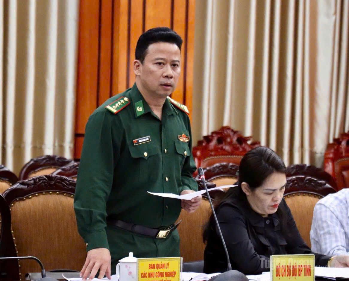 Đại diện Ban Chỉ huy bộ đội Biên phòng tỉnh phát biểu thảo luận tại buổi làm việc.