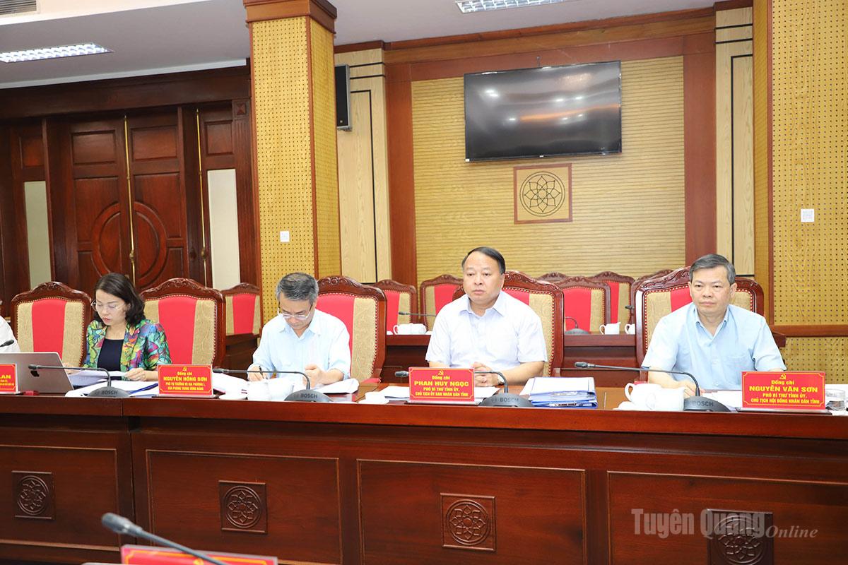 Các đồng chí Thường trực Tỉnh ủy và các đại biểu dự Hội nghị Ban Thường vụ Tỉnh ủy.